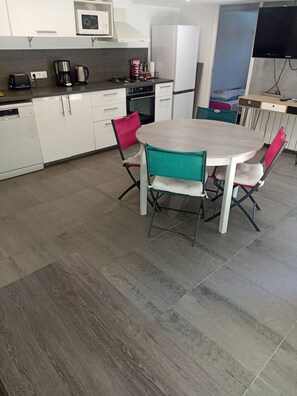 ثلاجة، ميكروويف، فرن، موقد طهي مسطح