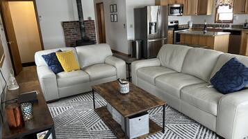 Smart-tv, videospelletjes, een dvd-speler en tafelvoetbal