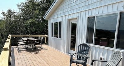 New deck/exterior! Quiet retreat on the hill