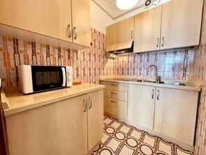 Fridge, microwave, stovetop