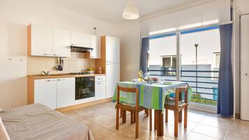 Frigorifero, forno, piano cottura, pentole/stoviglie/utensili