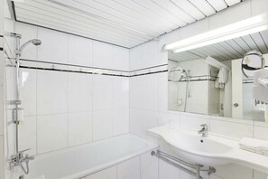Badkar/dusch, hårtork och handdukar