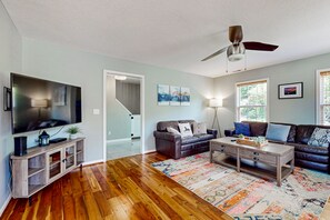 Fernseher, Kamin, Tischtennisplatte, Bücher