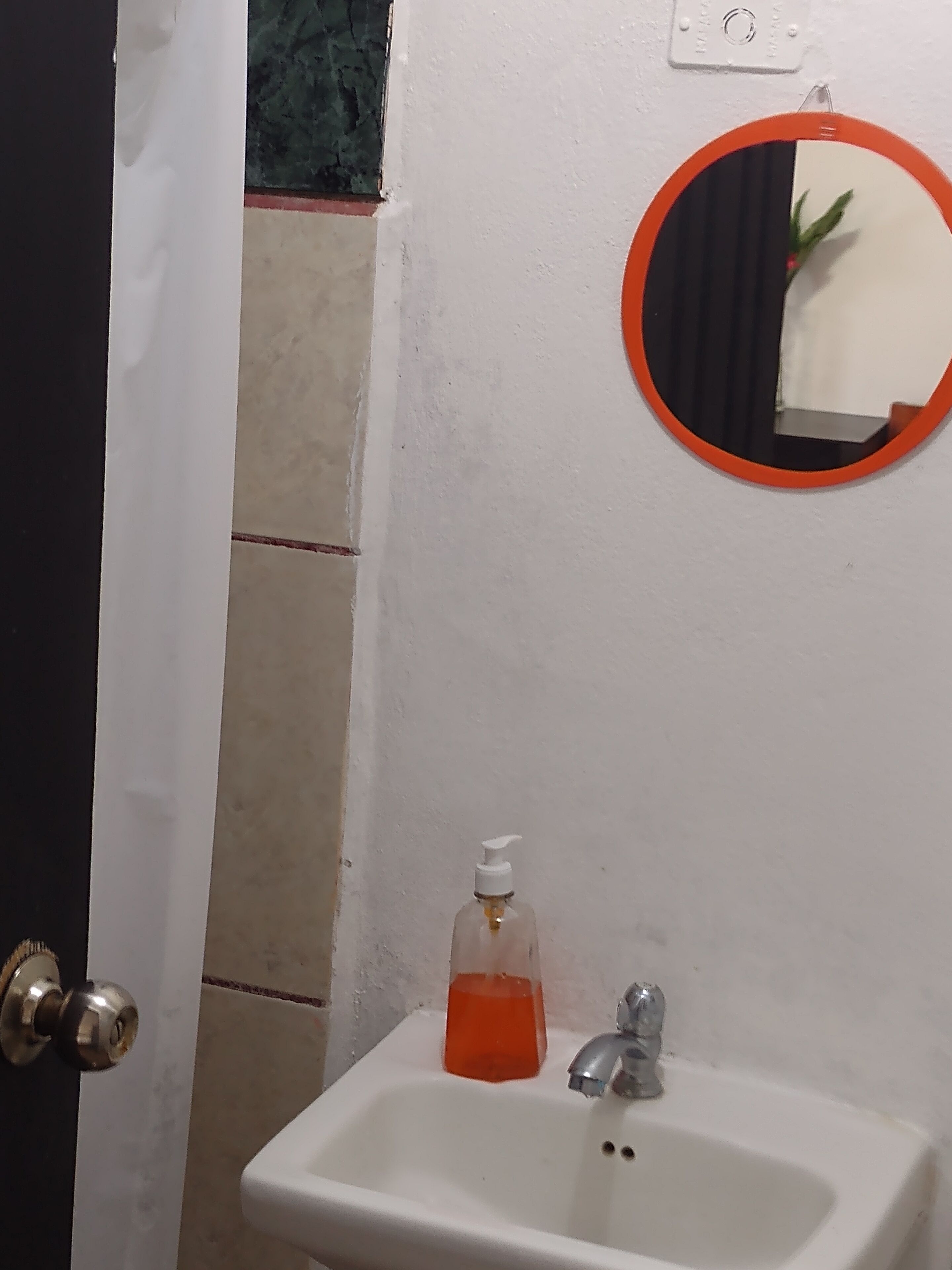 Basic Cabin | Bathroom | Rainfall showerhead, towels