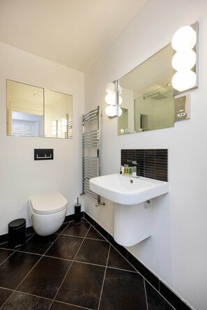 Combined shower/bathtub, hair dryer, towels, soap