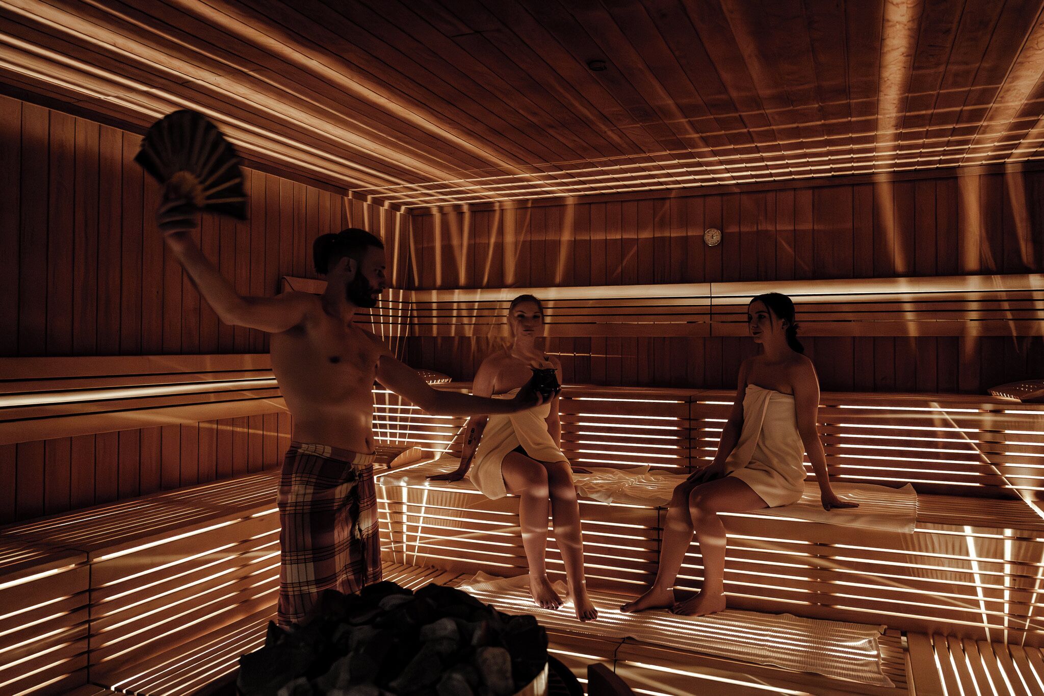Een sauna met houten banken en houten lambrisering.