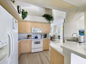 Kjøleskap, mikrobølgeovn, ovn og kokeplater