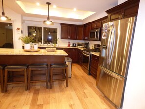 Kjøleskap, mikrobølgeovn, ovn og kokeplater