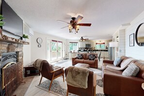 Televisión, chimenea, reproductor de DVD y futbolito 