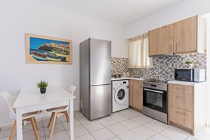 Réfrigérateur, micro-ondes, four, cafetière/bouilloire