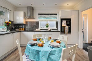 Dining - Plas Gwyn - Large Cottage, Walk to Beach (Saundersfoot)