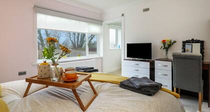 Plas Gwyn - Large Cottage, Walk to Beach