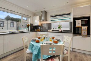 Kylskåp, mikrovågsugn, ugn och diskmaskin