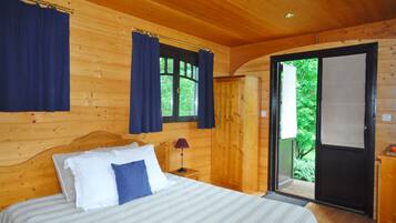 1 bedroom, bed sheets