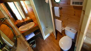 Douche, serviettes fournies, savon, papier de toilette