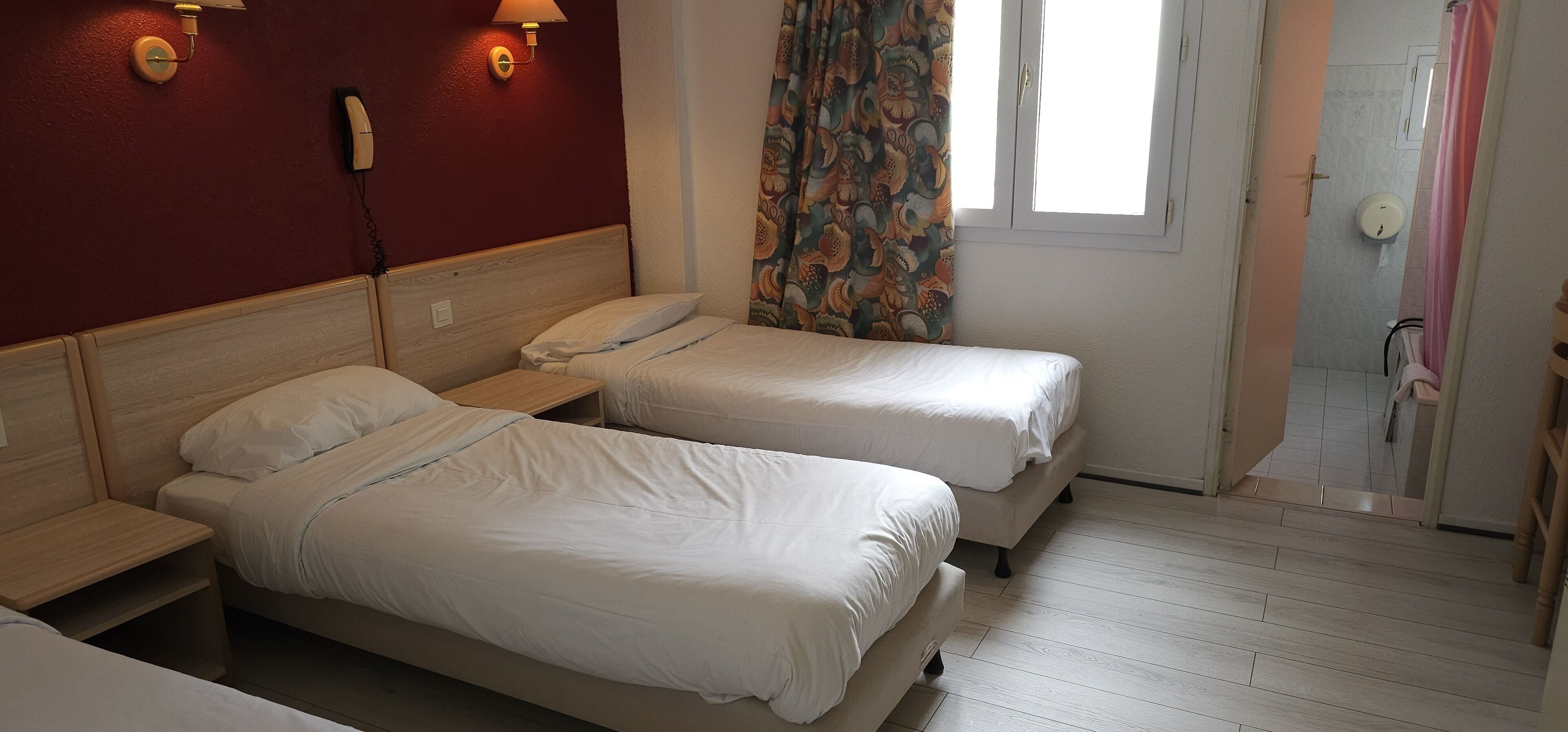 Habitación triple clásica | Escritorio y espacio para trabajar con un portátil