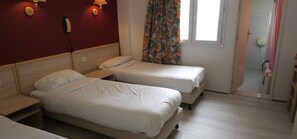 經典三人房 | 書桌、筆電工作空間、熨斗/熨衣板、免費搖籃/嬰兒床