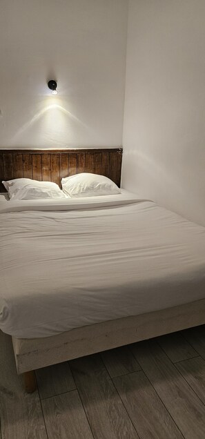 Desk, laptop workspace, iron/ironing board, free cribs/infant beds - Hotel CORONA Lourdes (Lourdes)