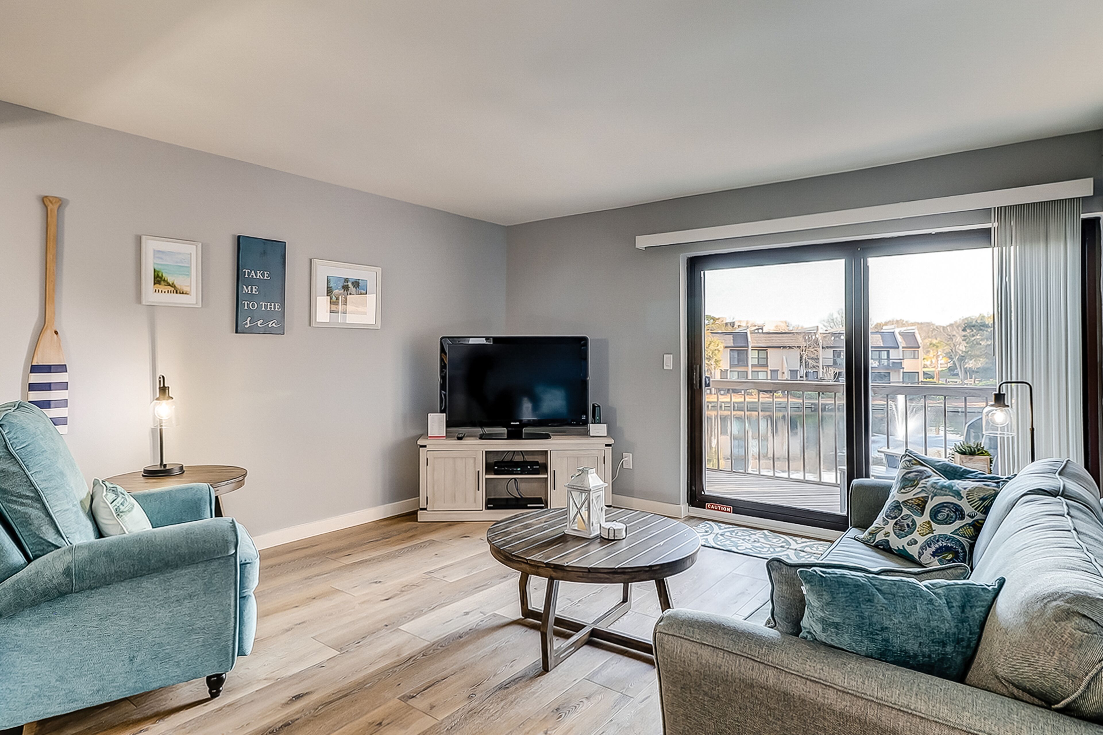 Televisión, reproductor de DVD y libros 