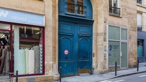 A building with a blue door and a sign that reads "EN GROS." - Appartement8P/Full Equipped/Bonnenouvelle/Bourse (Paris)