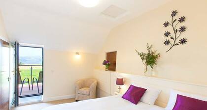 1 bedroom Apt overlooking Waterville Lake