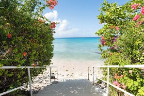 Beach nearby - New West Coast Villa (Prospect)