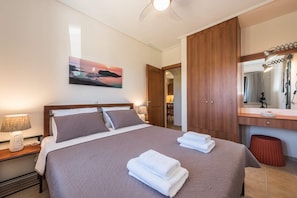 2 bedrooms, in-room safe, desk, iron/ironing board