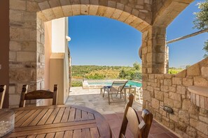 Outdoor dining -  Family Villa on a quiet hill slope with  swimming pool and amazing tree house. (Στάλος)