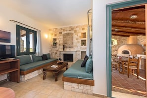 Smart TV, fireplace, video games, table tennis