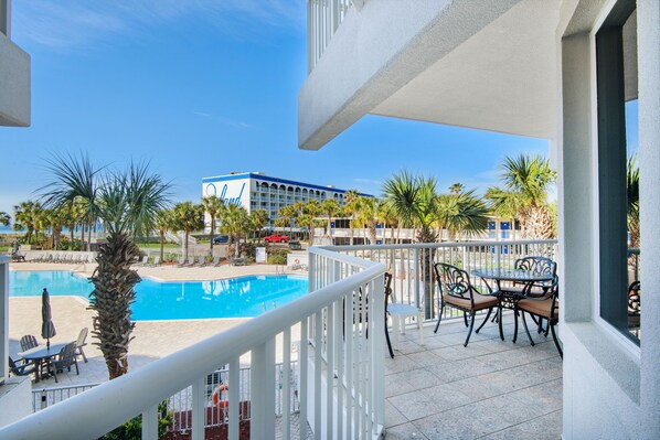 Outdoor dining - 🌊Pool Views~Lazy River~Multiple Pools~2BR Destin West Gulfside 212 (Fort Walton Beach)