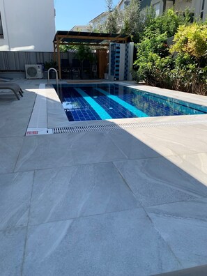 Een seizoensgebonden buitenzwembad