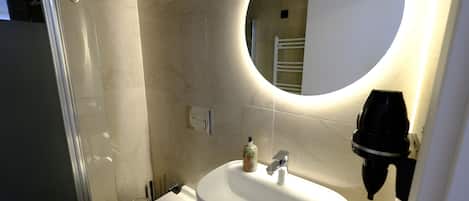 Douche, douche à « effet pluie », sÚche-cheveux, serviettes fournies