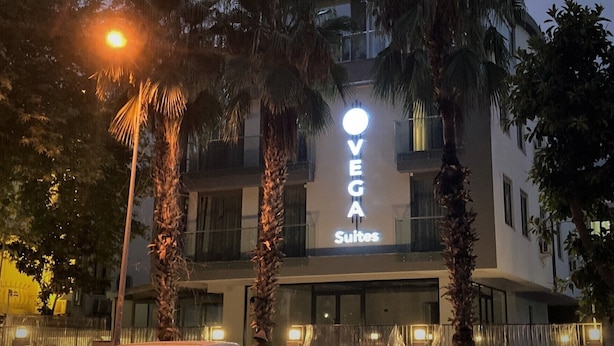 Un edificio con un cartello che riporta la scritta 