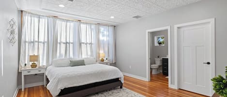 3 habitaciones, tabla de planchar con plancha y cuna de viaje