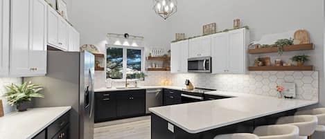 Kühlschrank, Mikrowelle, Ofen, Herdplatte