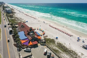 Un hôtel situé en bord de mer, doté d’un parking, de parasols de plage et offrant une vue sur l’océan.
