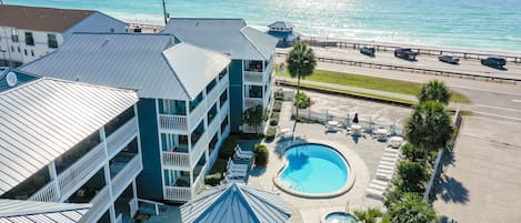 Un hôtel doté d'une piscine, offrant une vue sur la plage et disposant d'un parking.