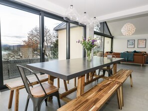 Cottage | Privékeuken | Een koelkast, een vaatwasser, een waterkoker, een broodrooster