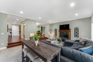 Een televisie, een open haard en boeken