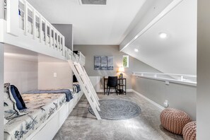 4 bedrooms, iron/ironing board, Internet, bed sheets