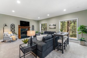 TV, fireplace, books - Expansive retreat with pool, private hot tub, fast WiFi, fitness bike & SHARC (Sunriver)