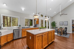 Fridge, microwave, oven, stovetop - Expansive retreat with pool, private hot tub, fast WiFi, fitness bike & SHARC (Sunriver)