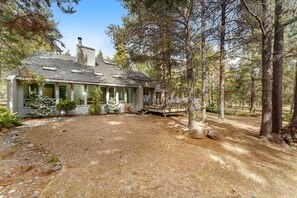 Exterior - Expansive retreat with pool, private hot tub, fast WiFi, fitness bike & SHARC (Sunriver)