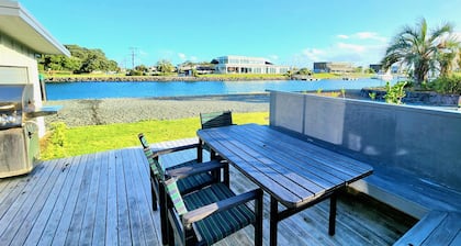 The Sunrise Bach - One Tree Point Holiday Home