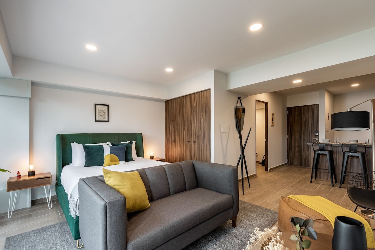 Elite Room | Iron/ironing board, WiFi (free), individually furnished, bed sheets