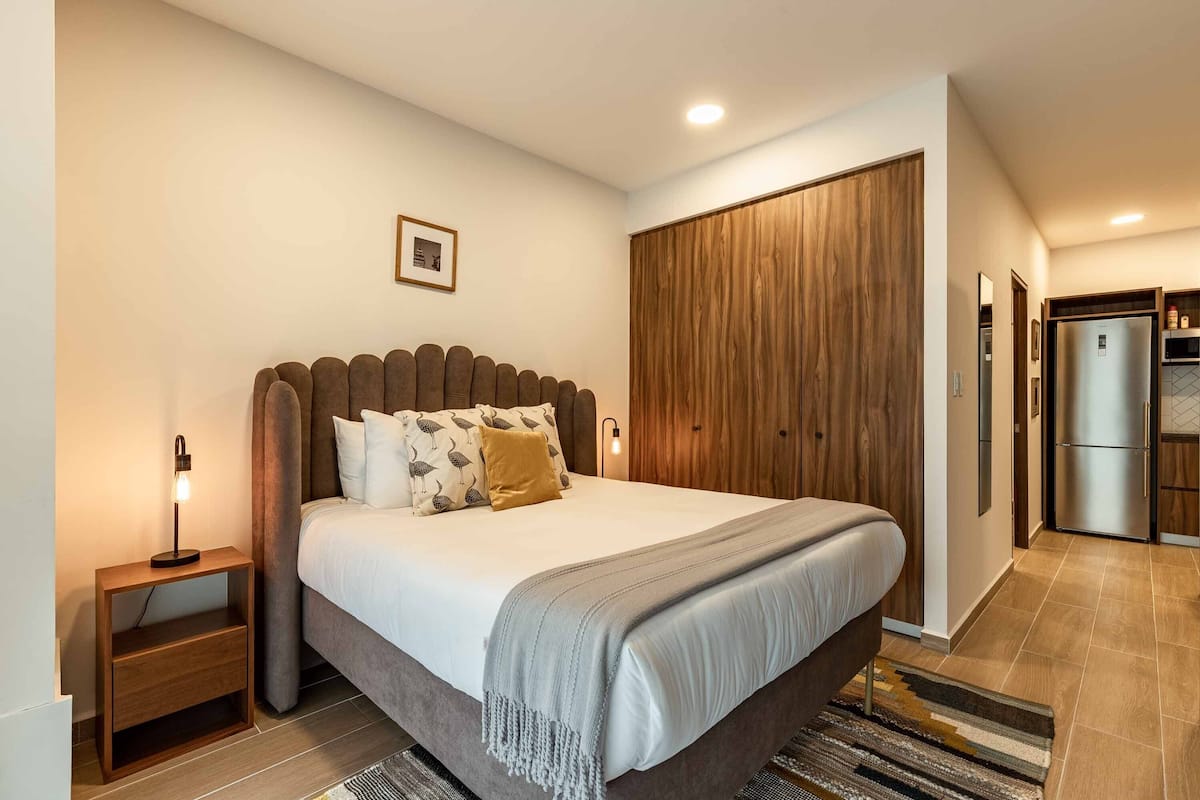 Habitación de diseñador | Muebles diferentes, tabla de planchar con plancha y wifi gratis