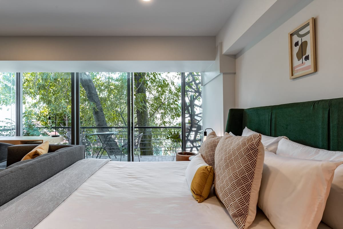 Exclusive Room | Iron/ironing board, WiFi (free), individually furnished, bed sheets