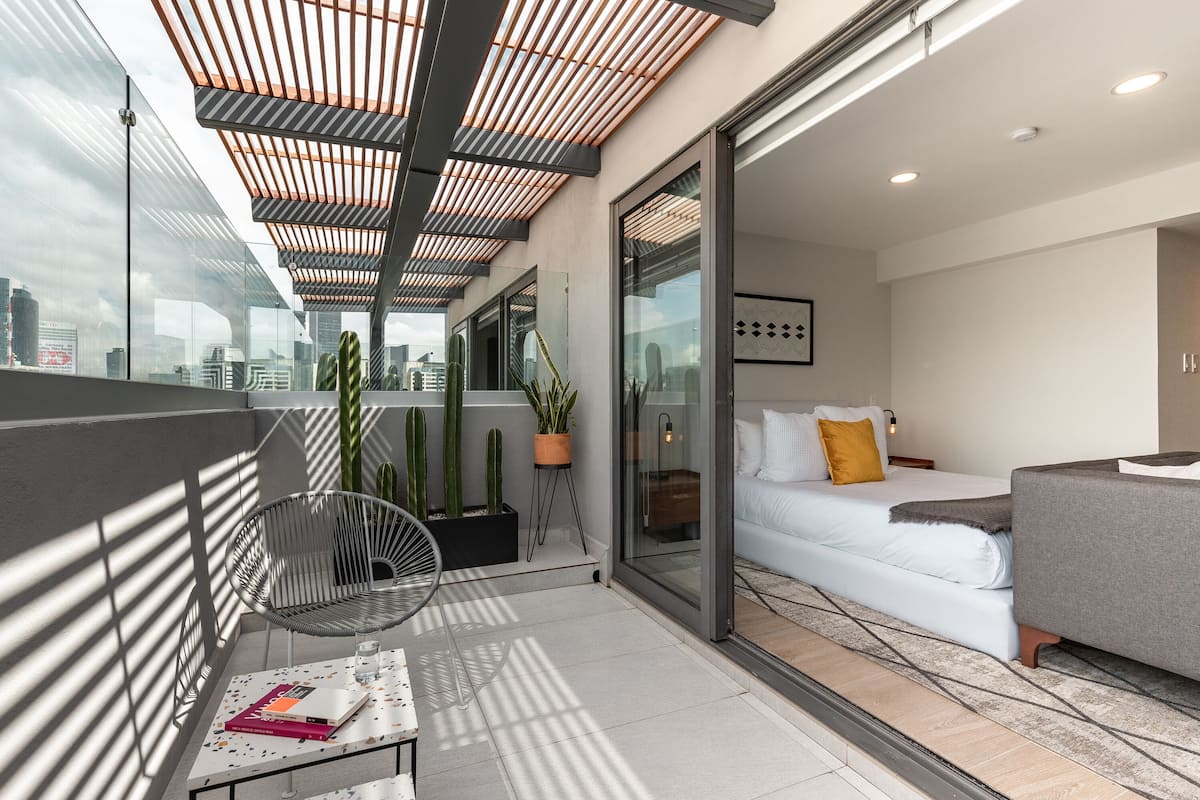 Premium Room | Iron/ironing board, WiFi (free), individually furnished, bed sheets