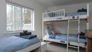 3 bedrooms, desk, iron/ironing board, free WiFi