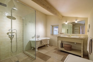 Baignoire, serviettes fournies